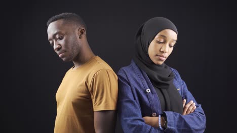 Porträt-Einer-Stilvollen-Und-Attraktiven-Afrikanischen-Muslimischen-Frau-Und-Eines-Mannes.